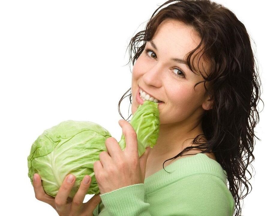 κορίτσι που τρώει λάχανο για αυξητική στήθους