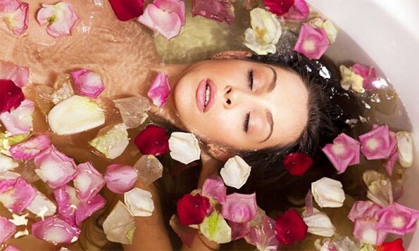 κάνοντας μπάνια με λάδι για μεγέθυνση στήθους